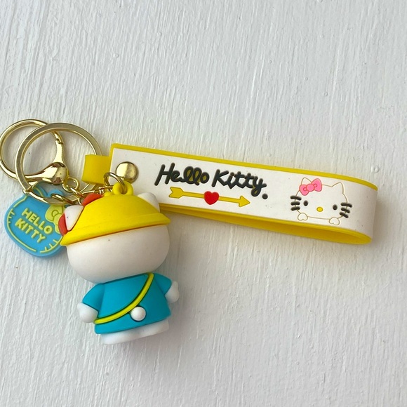 ADORABLE HELLO KITTY KEYCHAIN - Picture 5 of 5